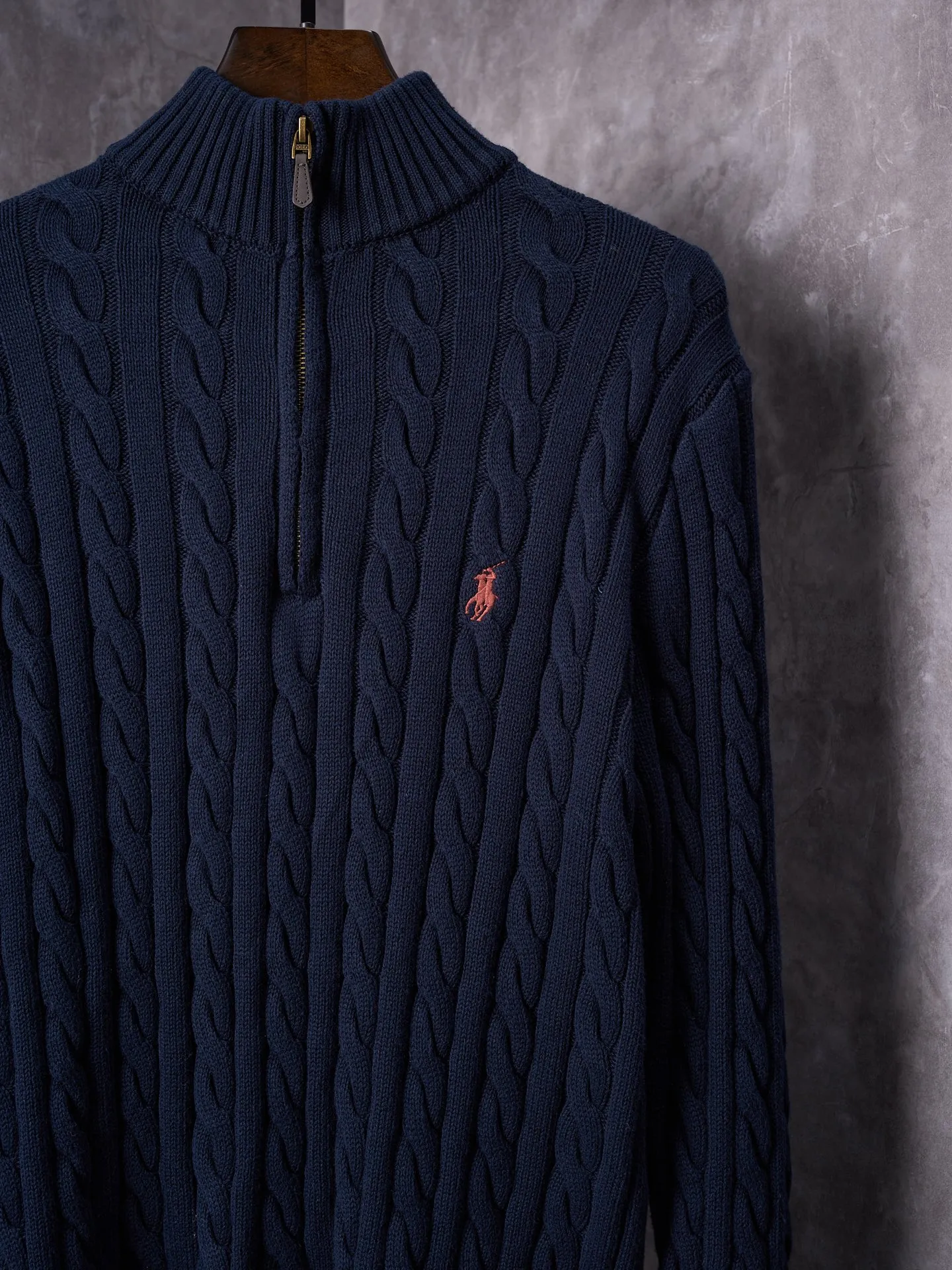 P420 Actual auction] Ralph Lauren/Ralph Lauren embroidered cable knitted half-zip sweater [Ready stock] S M L Zippered half-high collar design, just the right amount of splendor. Interpret high-end style with unique details. Adhere to the timeless elegance and taste. Use imported machine embroidery technology. Use advanced computer control system and precision mechanical components to realize the iconic pony embroidery operation. High precision. Smooth and delicate lines. Three-dimensional cable weaving. Through clever shifting and interweaving of coils, adjacent coils are cross-shifted to form a twisting effect. The lines are smooth and regular. Time-consuming and labor-intensive. Ready-made clothes are washed and softened to remove odors. Use professional washing equipment and specific detergents to deeply clean and deodorize clothes, improve the feel and appearance of clothes, and improve the fit.